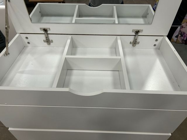 Comoda con cajones y joyero