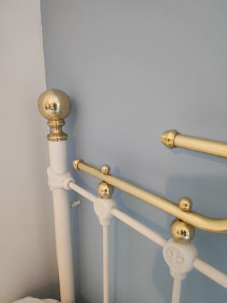 Cabecero de metal blanco y dorado