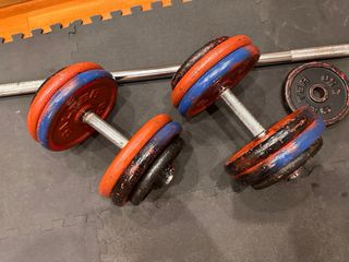 Conjunto de mancuernas y barra recta +55kg