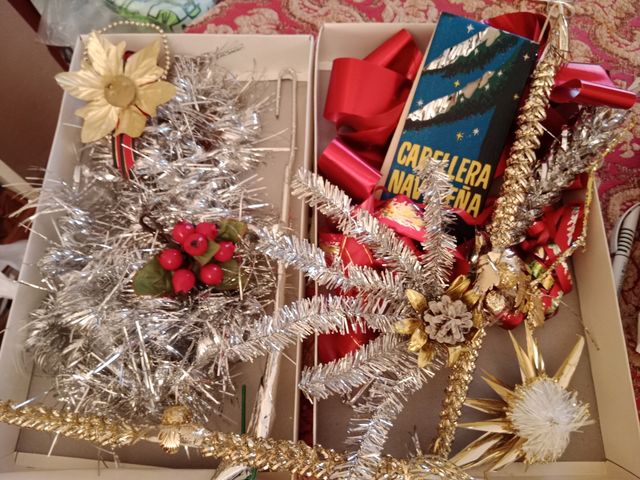 Adornos navideños y arbol