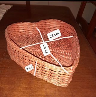 Cesto in vimini a forma di cuore rosa 