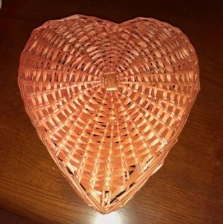 Cesto in vimini a forma di cuore rosa 