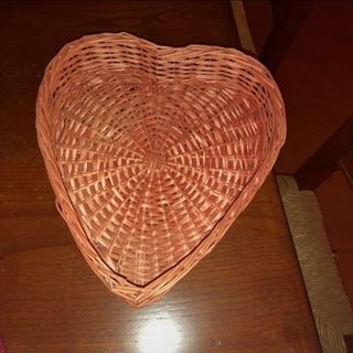 Cesto in vimini a forma di cuore rosa 