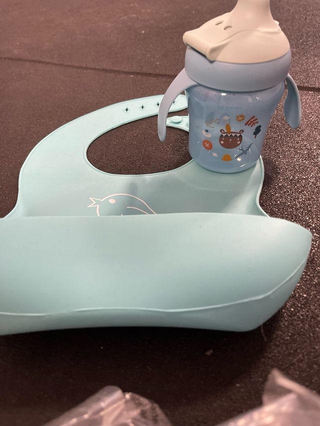 Bottiglia, tazza e bavaglino