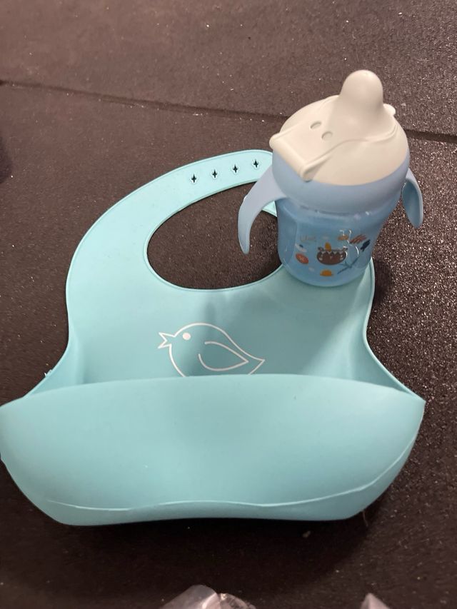 Bottiglia, tazza e bavaglino