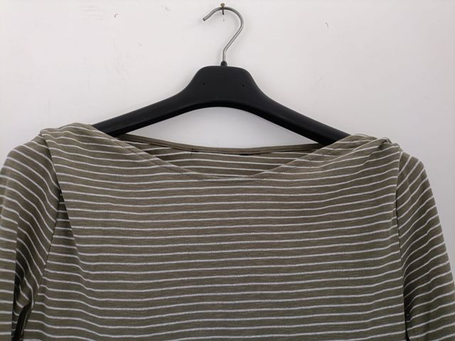 Leggera maglia a righe per donna. 