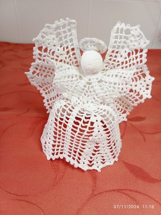 Angelo lavorato all'uncinetto