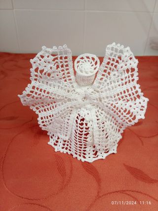 Angelo lavorato all'uncinetto