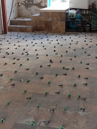 Colocador derecholas y platos de ducha