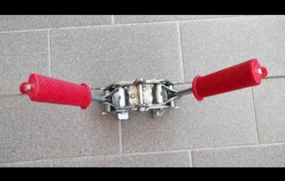 Tappatrice manuale per tappi a corona