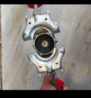 Tappatrice manuale per tappi a corona