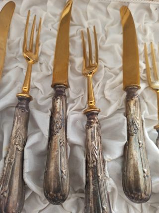 Cuchillos, tenedores antiguos.