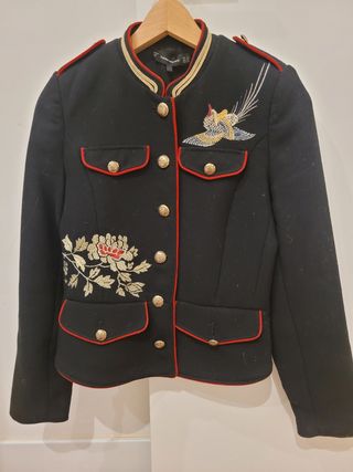 Chaqueta negra bordada dorado y rojo 