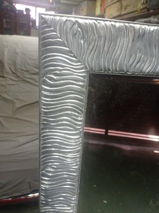 Espejo de baño con moldura en relieve, plateada