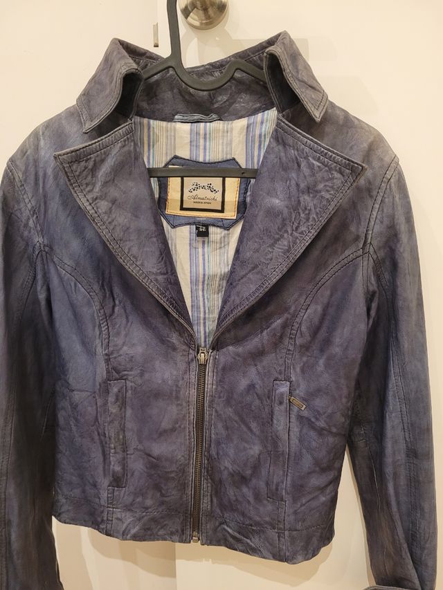 Cazadora de cuero azul