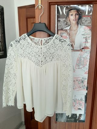 Blusa blanca con encajes Zara