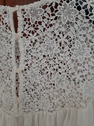 Blusa blanca con encajes Zara