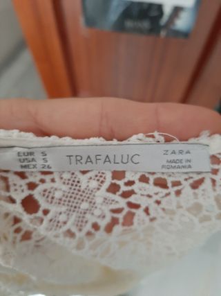 Blusa blanca con encajes Zara