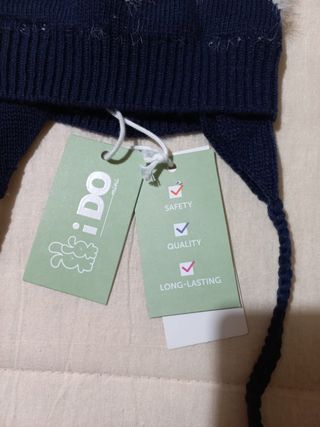 Cuffietta con pon-pon e treccine 