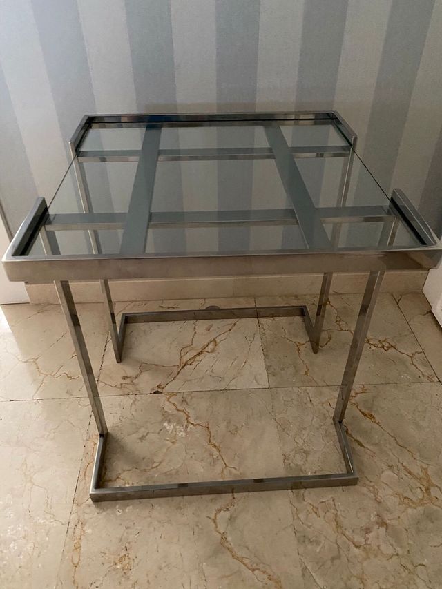 Mesita metálica y de cristal