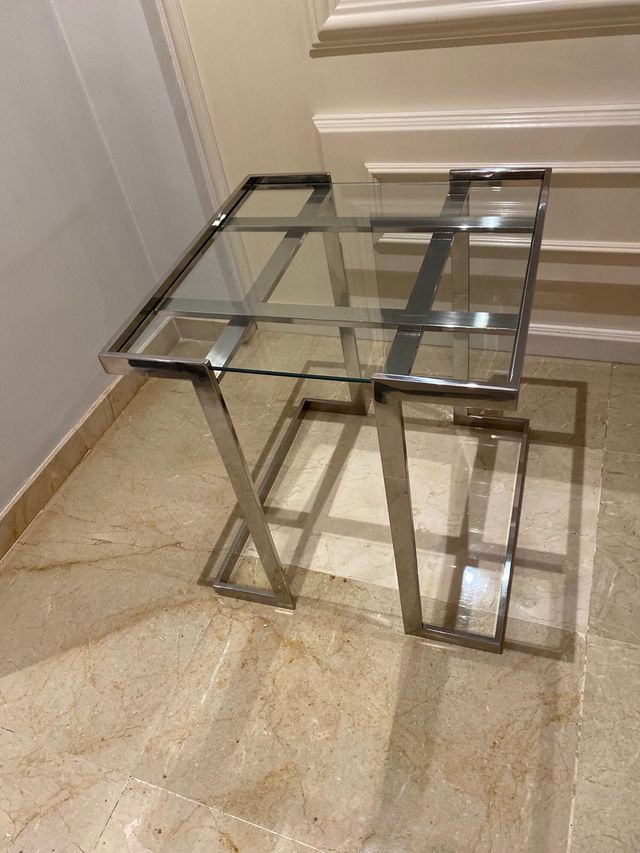 Mesita metálica y de cristal