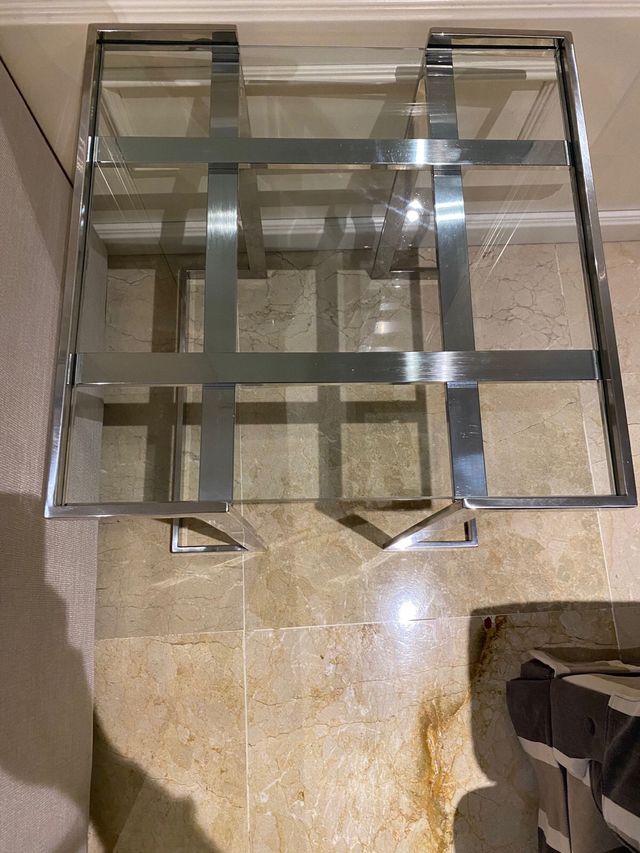 Mesita metálica y de cristal