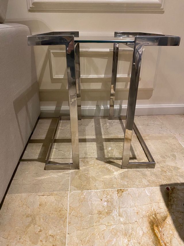 Mesita metálica y de cristal