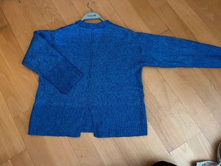 Jersey oversize con el detalle en la espalda.