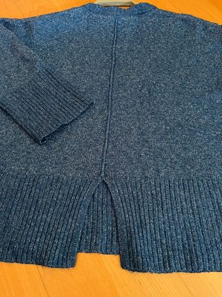 Jersey oversize con el detalle en la espalda.