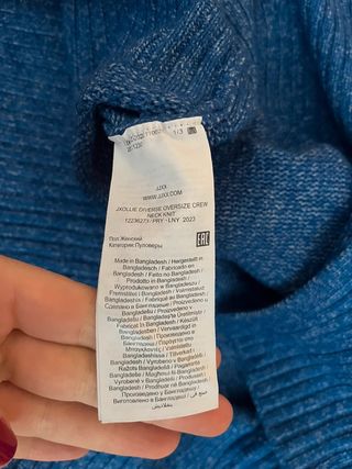 Jersey oversize con el detalle en la espalda.