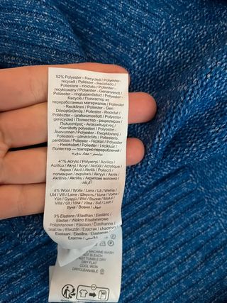 Jersey oversize con el detalle en la espalda.