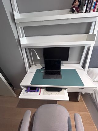 Escritorio blanco con estanterias Banak