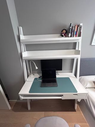 Escritorio blanco con estanterias Banak