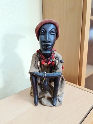 Boneco decorativo em pau preto