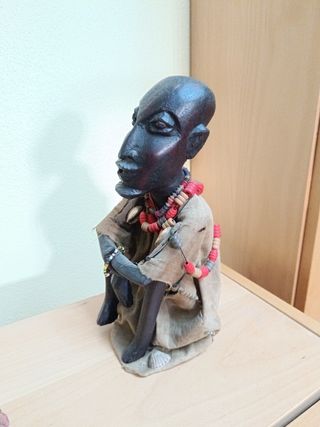 Boneco decorativo em pau preto