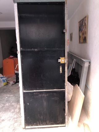 Puerta de hierro con marco