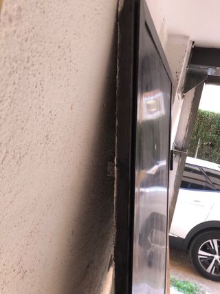 Puerta de hierro con marco