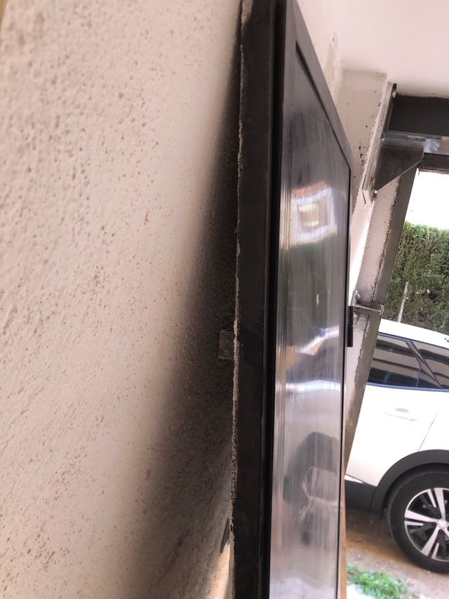 Puerta de hierro con marco