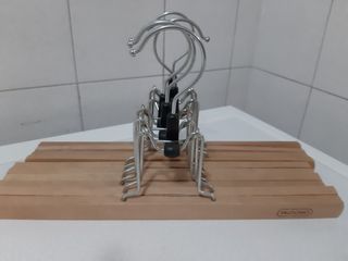 N. 5 appendiabiti in legno