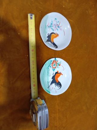 Dois pratos com galo