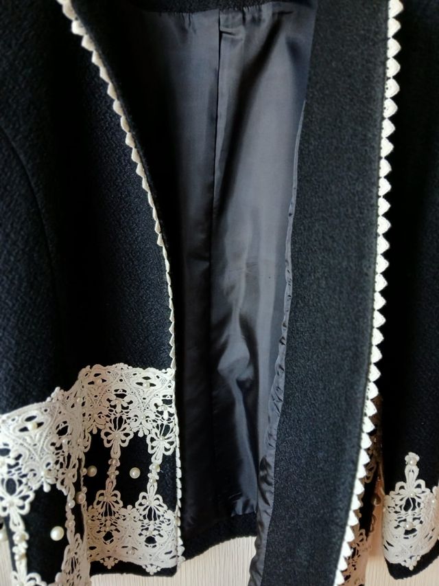 Chaquetón de mujer negro con encajes
