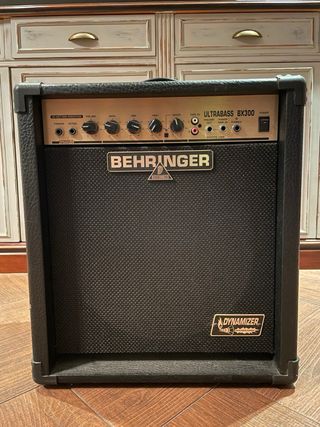 Alplificador Behringer BX300