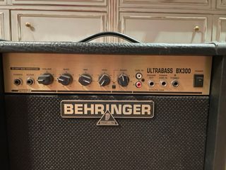Alplificador Behringer BX300