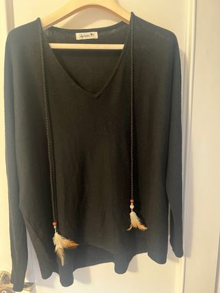 Jersey negro cuello pico