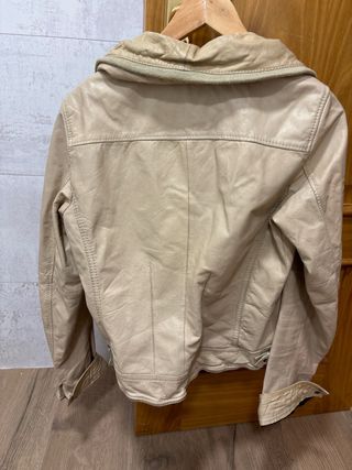 Cazadora beige cuero Bershka