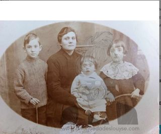 FOTOGRAFÍA  SEÑORA Y TRES NIÑOS. FRANCIA. PEZENÁS.