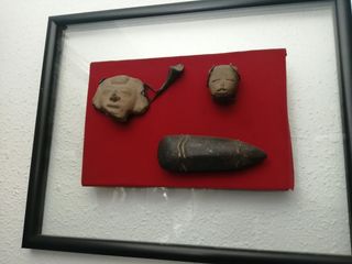 Figuras y hacha mexicanas