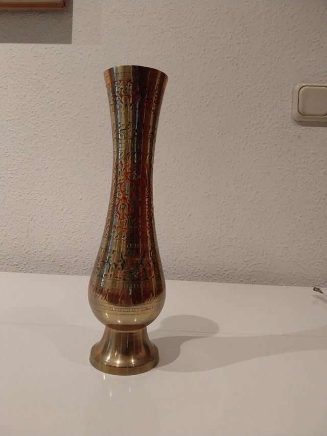 Jarroncito de metal dorado