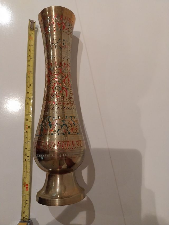 Jarroncito de metal dorado