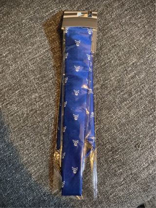 Corbata y pañuelo a juego.